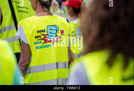 Stuttgart, Germany. 21st June, 2019. Striking employees in the retail trade go to a Verdi rally to the collective bargaining round in the retail trade with yellow vests with the inscription 'ohne uns kein Geschäft' (no shop without us) through the centre of Stuttgart. The collective bargaining for the approximately 490,000 employees in Baden-Württemberg's retail sector was adjourned on 12 June without result until the beginning of July. Credit: Fabian Sommer/dpa/Alamy Live News Stock Photo