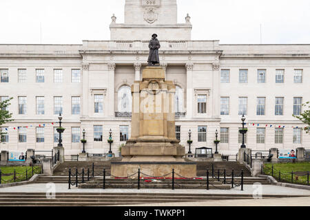 Barnsley Cenotaph in front of theTown Hall, Barnsley, South Yorkshire, England, UK Stock Photo