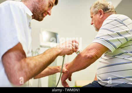 https://l450v.alamy.com/450v/twm0n1/doctor-makes-an-ultrasound-therapy-on-the-elbow-as-a-pain-therapy-in-a-senior-patient-twm0n1.jpg