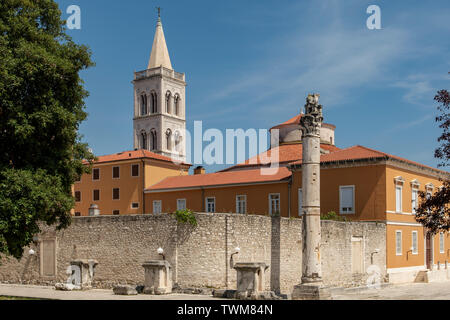 Pillar of Shame and St Anastasia's Cathedral, Zadar, Croatia Stock Photo