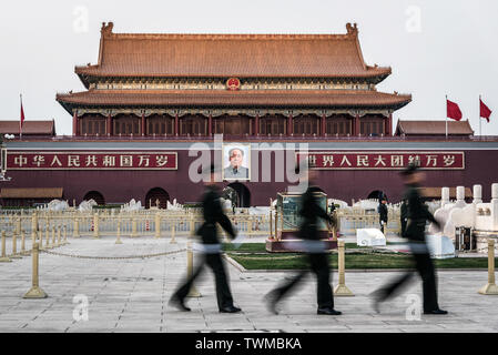 March 27, 2019: Guards walking in front of a Giant portrait of Mao Tzedong on the Heavenly Gate to the Forbidden City, Tiananmen Square, Beijing, Chin Stock Photo