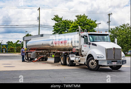 MOORESVILLE, NC, USA-JUNE 19, 2019: A local Jersey Mike's storefront, with  outside seating Stock Photo - Alamy