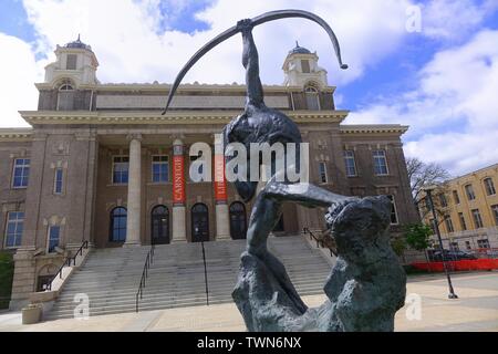 'Saltine Warrior', a bronze sculpture by Luise Kaish, in front of the Carnegie Library on the quad at Syracuse University Stock Photo