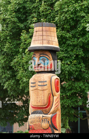 VANCOUVER, BRITISH COLUMBIA, CANADA - June 21, 2019. A new Canadian First Nation cedar Welcome Post unveiled at  National Indigenous Peoples Day ceremonies outside the Vancouver School Board building. Stock Photo