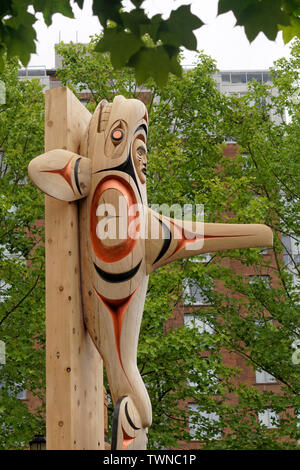 VANCOUVER, BRITISH COLUMBIA, CANADA - June 21, 2019. Killer Whale carving on a new First Nation cedar Welcome Post unveiled at  National Indigenous Peoples Day ceremonies outside the Vancouver School Board building. Stock Photo