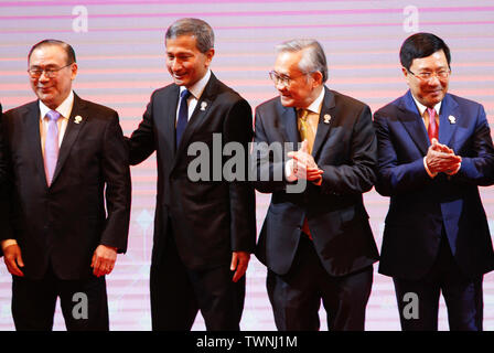Bangkok, Thailand. 22nd June, 2019. (L-R) Philippine Foreign Affairs Secretary Teodoro Locsin, Singapore foreign minister Vivian Balakrishnan, Thailand foreign minister Don Pramudwinai, Vietnam foreign minister Pham Binh Minh, attends for a group photo during the ASEAN Foreign Ministers' Meeting in Bangkok, Thailand. Credit: SOPA Images Limited/Alamy Live News Stock Photo