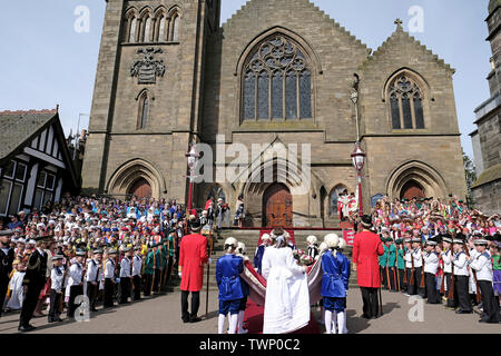 Peebles, Scotland, UK. 22nd June, 2019. Beltane Saturday - Crowning Ceremony & Grand Procession PEEBLES RED LETTER DAY 500 children form up on the Parish Church steps ahead of the Crowning Ceremony. Saturday is the highlight of the week for all those involved in theÊBeltane. This is what the Beltane Queen has been waiting for since sheÊwas first told five weeks previously that she was to be the one being crowned. Credit: Rob Gray/Alamy Live News Stock Photo