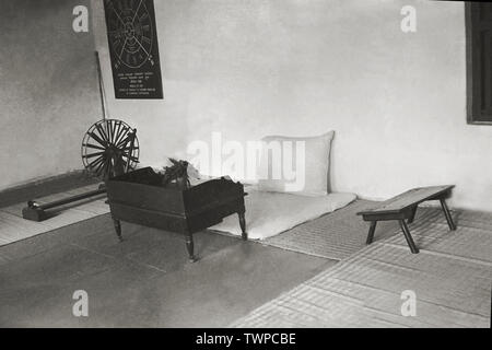 MAHATMA GANDHI’S ROOM AT SABARMATI AASHRAM, AHMEDABAD, GUJARAT, INDIA 1955 Stock Photo