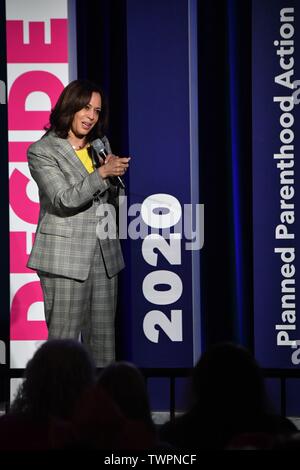 Democratic presidential candidate Sen. Kamala Harris (D-Calif.) speaks ...