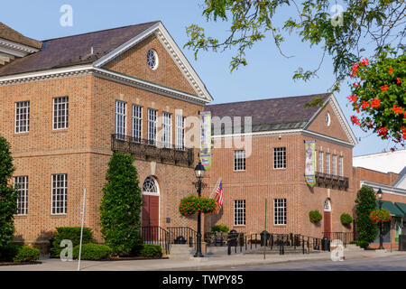 En Cooperstown, Nueva York, Baseball Hall of Fame. Cardenales uniforme y  bola Fotografía de stock - Alamy