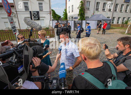 Ostritz, Germany. 22nd June, 2019. Thorsten Heise, chairman of the NPD Thuringia, gives an interview to journalists in front of the Hotel Neißeblick, where the right-wing rock festival Schild und Schwert takes place. Credit: Daniel Schäfer/dpa-Zentralbild/dpa/Alamy Live News Stock Photo