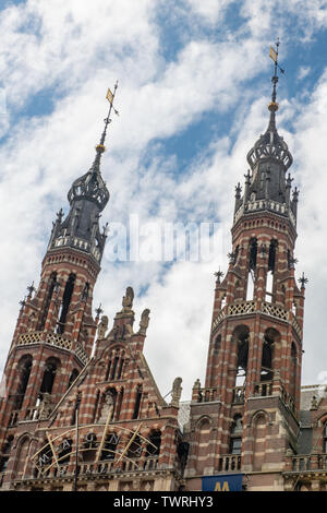 Magna Plaza Amsterdam & crow-stepped gables shopping Dam Square Amsterdam Netherlands - 19th century architecture and rijksmonument - Cornelis Peters Stock Photo