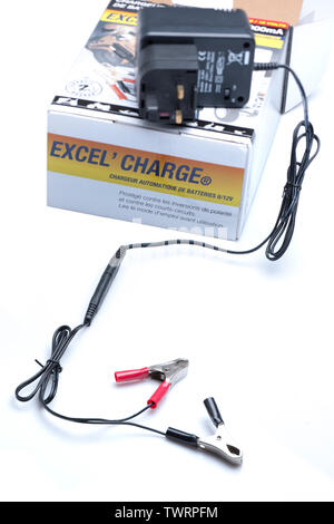 Les piles rechargeables AA en charge chargeur alimentation secteur Photo  Stock - Alamy