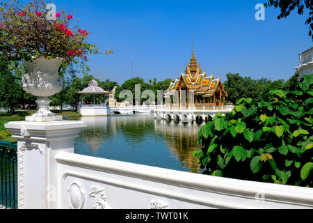 The eye-catching central pond at Bang Pa-In Palace, Ayutthaya Province, Thailand, with the 'floating pavilion' called Aisawan Thiphya-At Stock Photo