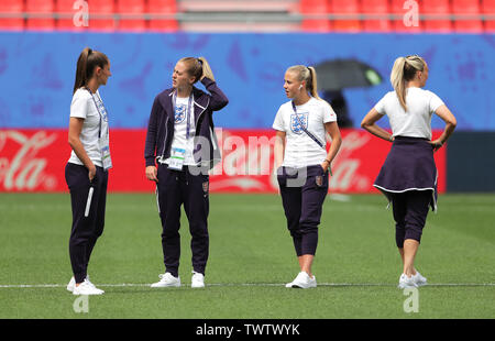 England's Abbie McManus (left), Keira Walsh, and team-mates inspect the pitch before the FIFA Women's World Cup, round of Sixteen match at State du Hainaut, Valenciennes. Stock Photo