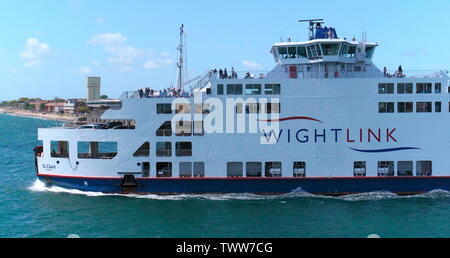 AJAXNETPHOTO. 3RD JUNE, 2019.  PORTSMOUTH, ENGLAND - PORTSMOUTH TO ISLE OF WIGHT WIGHT LINK ST.CLARE LEAVES HARBOUR. PHOTO:JONATHAN EASTLAND/AJAX REF:GXR190306 7876 Stock Photo