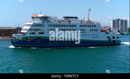 AJAXNETPHOTO. 3RD JUNE, 2019.  PORTSMOUTH, ENGLAND - PORTSMOUTH TO ISLE OF WIGHT WIGHT LINK VICTORIA OF WIGHT HYBRID ENERGY FERRY OUTBOUND TO FISHBOURNE, I.O.W. PHOTO:JONATHAN EASTLAND/AJAX REF:GXR190306 7891 Stock Photo