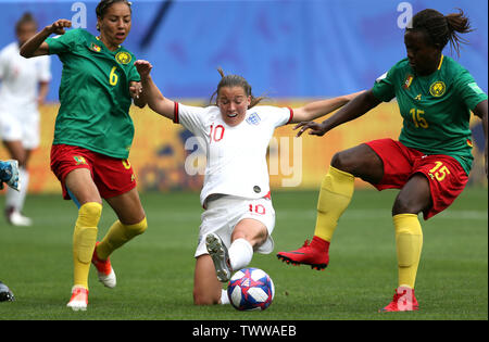 England's Fran Kirby (centre) battles for the ball with Cameroon's Estelle Johnson (left) and Ysis Sonkeng during the FIFA Women's World Cup, round of Sixteen match at State du Hainaut, Valenciennes. Stock Photo