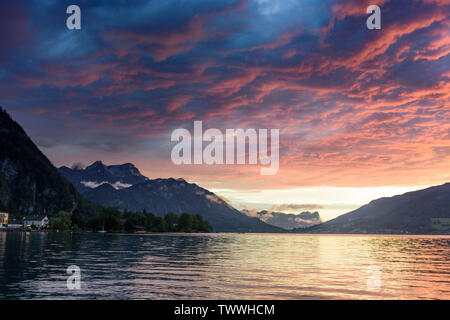 Steinbach am Attersee: lake Attersee, mountain Schafberg,  mountain Drachenwand, village Weißenbach (left) in Salzkammergut, Oberösterreich, Upper Aus Stock Photo