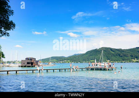 Seewalchen am Attersee: lake Attersee, bathing place Badeplatz Litzlberg, sailboats, swimmer, bathers in Salzkammergut, Oberösterreich, Upper Austria, Stock Photo