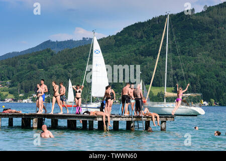Seewalchen am Attersee: lake Attersee, bathing place Badeplatz Litzlberg, sailboats, swimmer, bathers in Salzkammergut, Oberösterreich, Upper Austria, Stock Photo