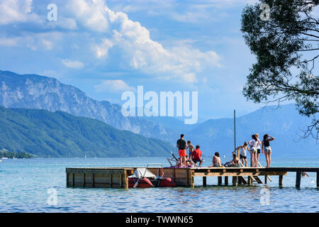 Seewalchen am Attersee: lake Attersee, bathing place Badeplatz Litzlberg, mountain Höllengebirge in Salzkammergut, Oberösterreich, Upper Austria, Aust Stock Photo