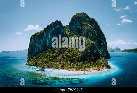 Impressive aerial drone panoramic picture of tropical Pinagbuyutan Island, small cute ipil beach surrounded by azure blue ocean. El Nido, Palawan Stock Photo