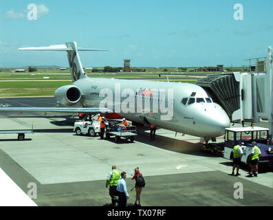 Jetstar's Inaugural Townsville Flight, Boeing 717-200 VH-VQK, docked at Gate 4 at Townsville Airport.; 30 October 2005; w:en:Image:JetstarTSVfirst.jpg; w:en:User:Gertzy;