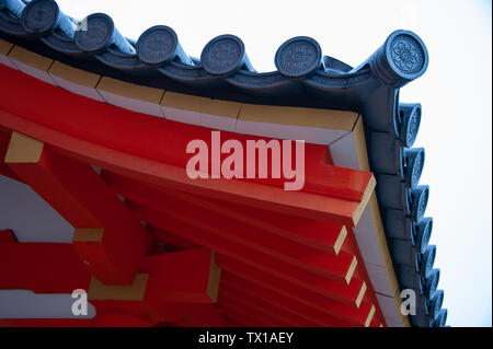 Close-Up detail of traditional Japanese gatou roof decorated with emblems called Kamon or Mon (Monsho or Monokodoro), at the Sanjusangen-do temple com Stock Photo