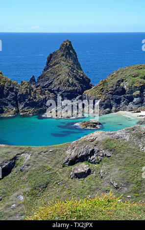 View from the Coast Path down to Kynance Cove in Cornwall (UK) with its white beach and dramatic rocks. Stock Photo