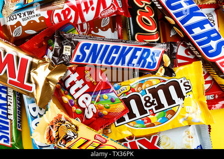 Ukraine, Kiev - March 29,2018. Snickers, bounty, lione, milkyway,  skittles  and other candies, chocolates and sweets manufactured by different compan Stock Photo