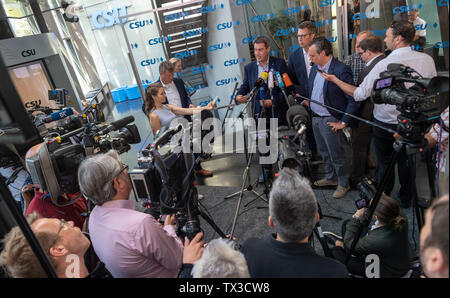 Munich, Germany. 24th June, 2019. Markus Söder (M), CSU Party Chairman and Prime Minister of Bavaria, talks to the waiting journalists before the CSU Executive Committee meeting. Credit: Peter Kneffel/dpa/Alamy Live News Stock Photo