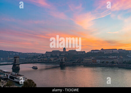 Sunset view of the famous Széchenyi Chain Bridge with Buda Castle at ...