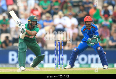 Bangladesh's Shakib Al Hasan (left) during the ICC cricket World Cup group stage match at The Hampshire Bowl, Southampton. Stock Photo