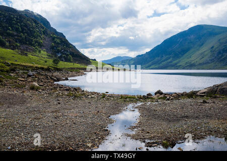 Looking south from dam to Llyn Cowlyd Reservoir below Creigiau Gleision mountainside in Snowdonia National Park, Capel Curig, Conwy, North Wales, UK Stock Photo