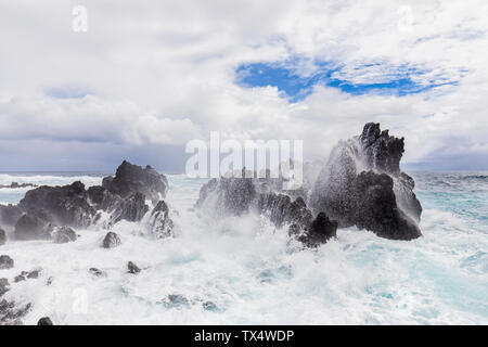 USA, Hawaii, Big Island, Laupahoehoe Beach Park, Surf breaking at the rocky coast Stock Photo