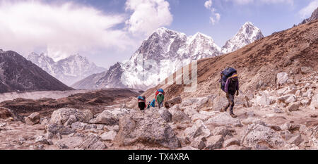 Nepal, Solo Khumbu, Everest, Group of mountaineers hiking at Lobuche Stock Photo