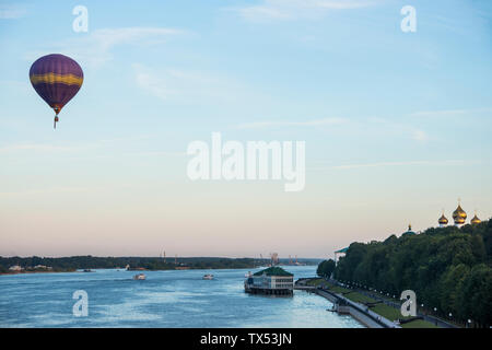 Hot air balloning above the Volga River in the Unesco world heritage site Yaroslavl, Golden ring, Russia Stock Photo