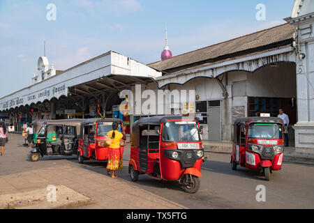 Tuk tuks outside of Fort Railway Station, Pettah, Colombo, Sri Lanka Stock Photo