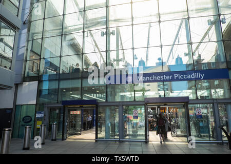 The entrance to Manchester Piccadilly railway train station Stock Photo ...