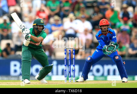 Bangladesh's Shakib Al Hasan (left) during the ICC Cricket World Cup group stage match at The Hampshire Bowl, Southampton. Stock Photo