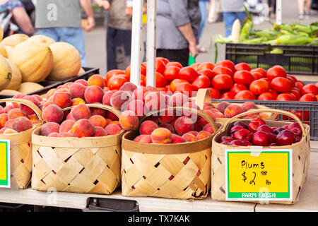 Peaches and other produce at a community farmer's market Stock Photo