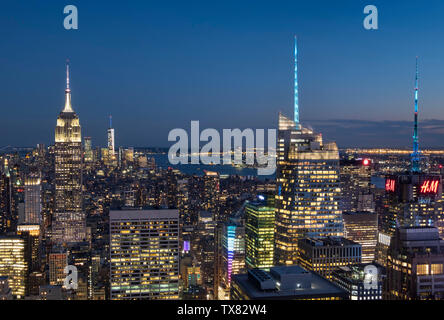 The Empire State Building & Lower Manhattan at night, New York, USA Stock Photo