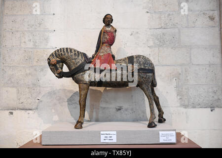 Wooden carving statue of Saint Martin de Tours in Cathedrale Notre-Dame de Laon Laon, Aisne, Hauts-de-France, France Stock Photo