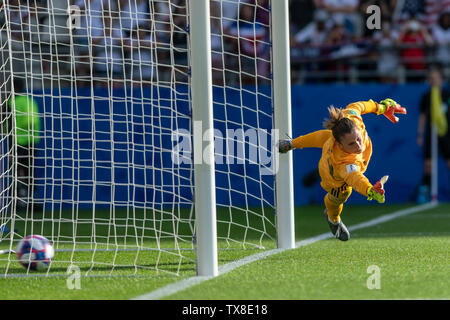 Reims, France. 24th June 2019. USA X SPAIN - Panos of Spain choose the right side but can not defend the penalty of Megan Rapinoe of the United States during a match between the United States and Spain. The Match for the octaves of the 2019 Women&#39;s World Cup. FIFA. Held at the Auguste Delaune Stadium in Reims, France. (Photo: Richard Callis/Fotoarena) Credit: Foto Arena LTDA/Alamy Live News Stock Photo