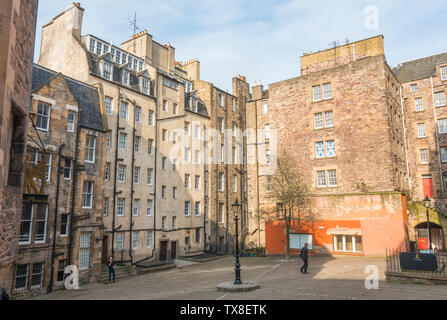 Old Edinburgh, multi-storey stone tenement buildings - usually divided into flats - from 16th / 17th centuries, close to the Royal Mile. Scotland, UK. Stock Photo