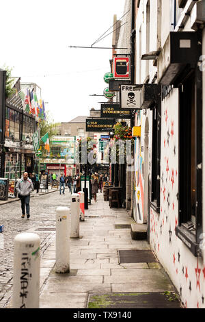 Pubs and restaurants line Crown Alley in the popular tourist district of Temple Bar in Dublin, Ireland. Stock Photo