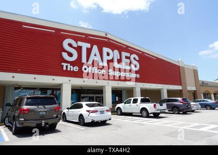 Ft. Pierce,FL/USA-6/23/19: An exterior view of a staples store. Staples Inc. is a Massachusetts-based office supplies and products retail company. Stock Photo