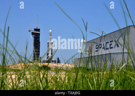 Kennedy Space Center. Florida. USA. June 24, 2019 A SpaceX Falcon Heavy rocket stands ready at Launch Complex 39A for tonight’s launch of the Department of Defense’s (DoD) Space Test Program-2 (STP-2) mission. Lift off is scheduled for 11:30 p.m. EDT, with a four-hour launch window. The mission, managed by the U.S. Air Force Space and Missile Systems Center, will deliver 24 satellites to space, including four NASA payloads. Photo Credit Julian Leek / Alamy Live News Stock Photo