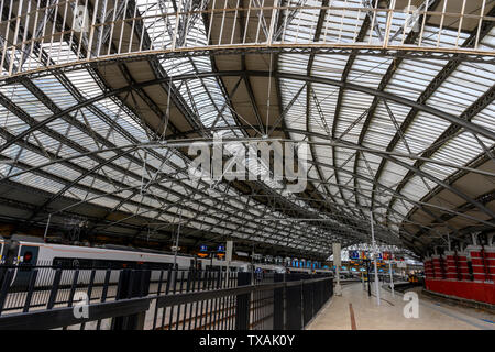 Station platforms at Liverpool Lime Street Railway Station, Liverpool, England, UK Stock Photo